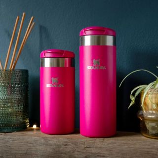 Novinek nikdy není dost a tyhle růžové @stanley_brand termo krásky si prostě nemůžeme nechat pro sebe! Jsou totiž: 👉 super...